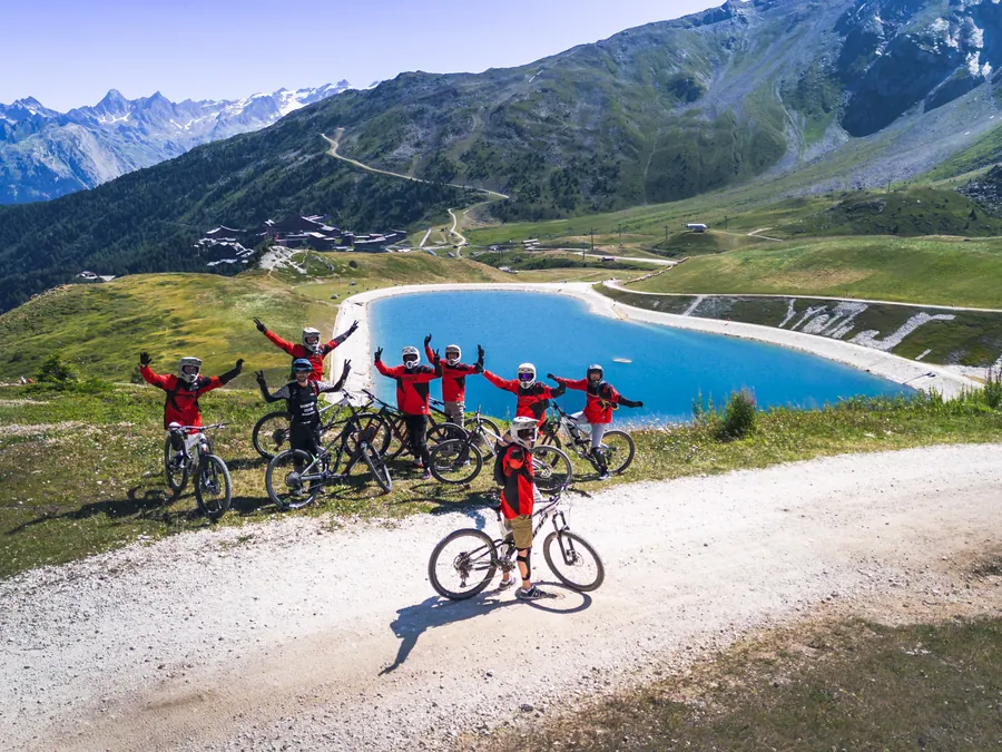 Le groupe VTT au bord d’un lac d’altitude