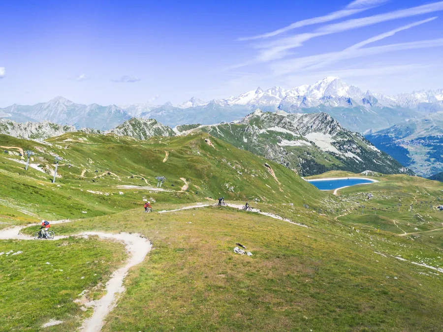 Les sentiers des Arcs au milieu des alpages