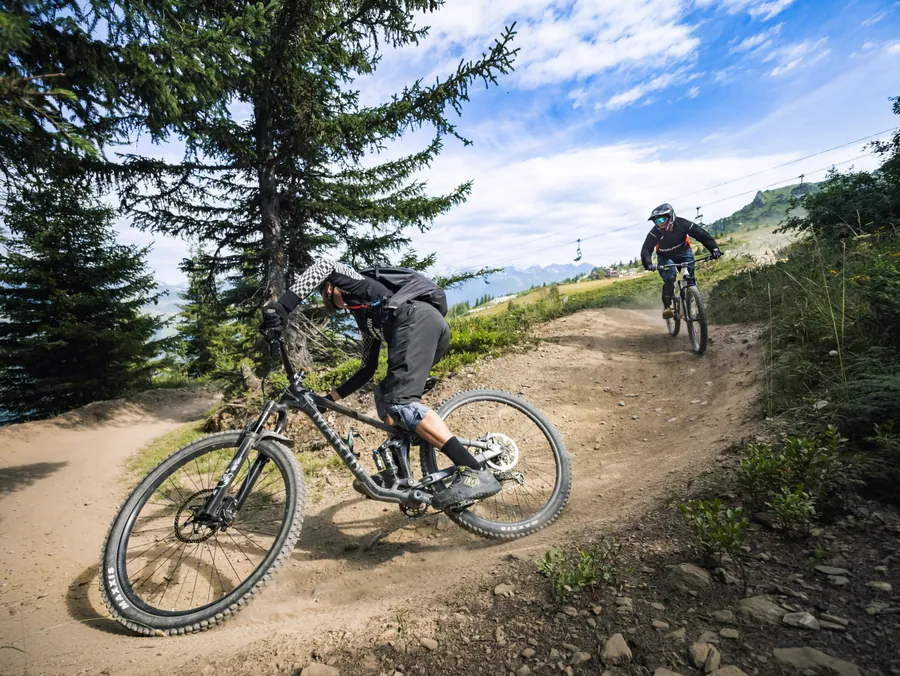 Virage en VTT sur un chemin de montagne