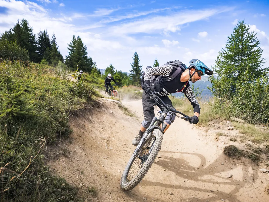 Un rider dans la poussière du sentier