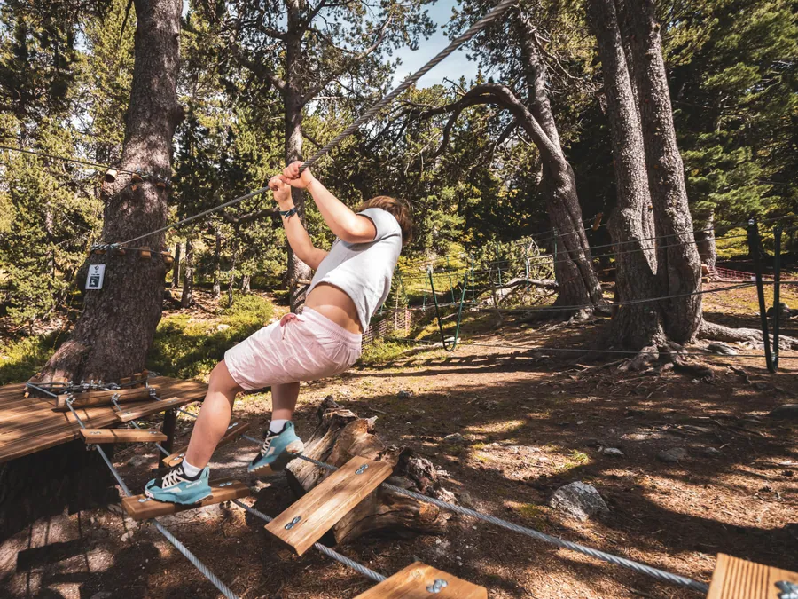 Un enfant progresse sur les éléments en bois