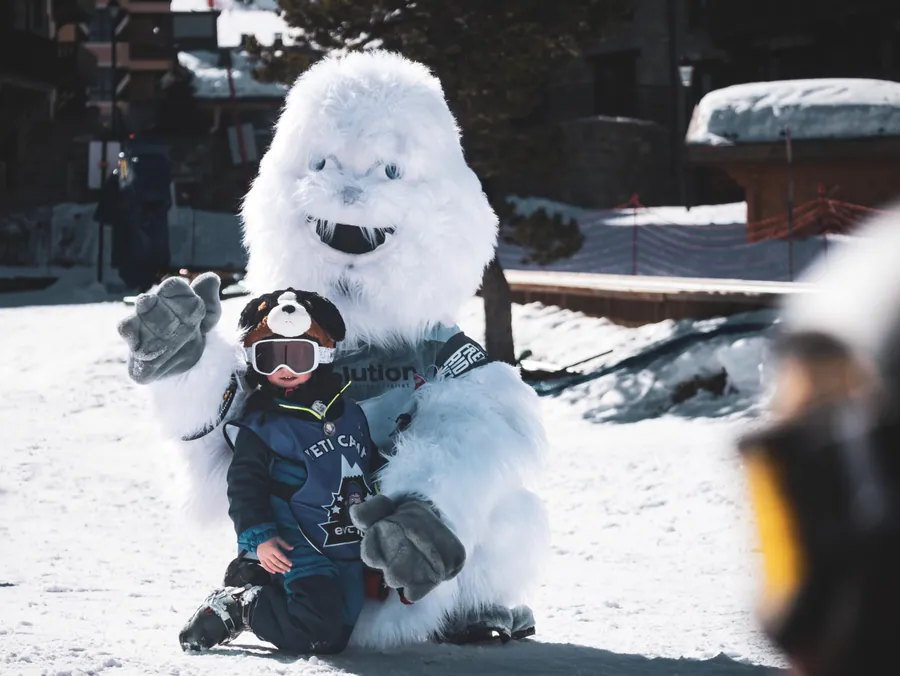 Un enfant rencontre la mascotte d’Evolution 2