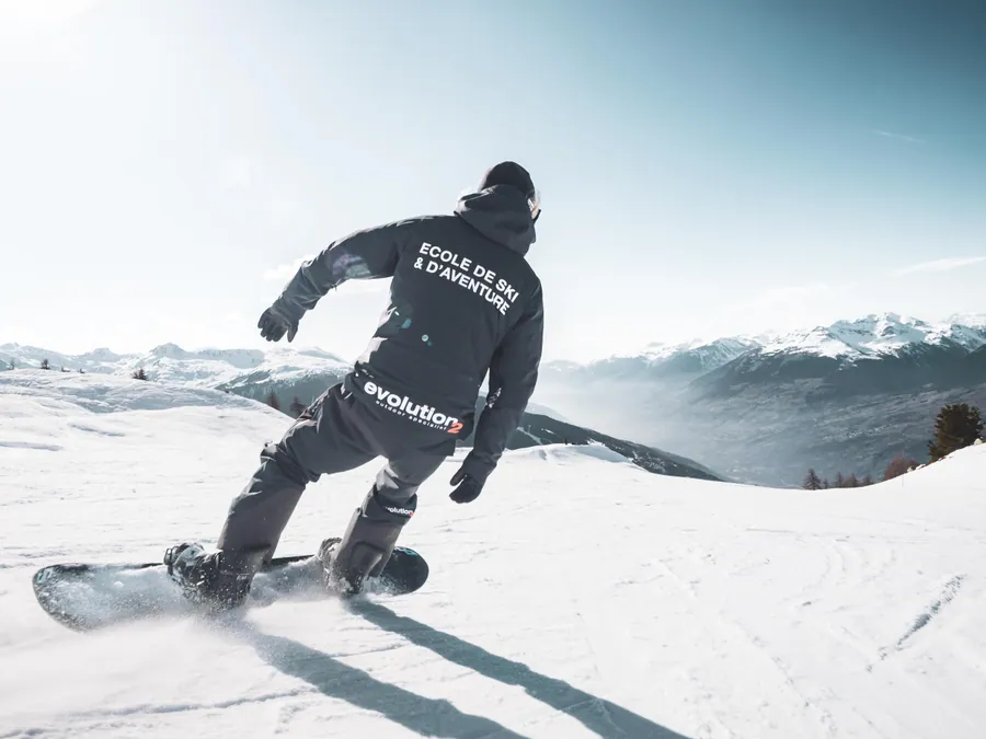 Démonstration d’un virage en snowboard