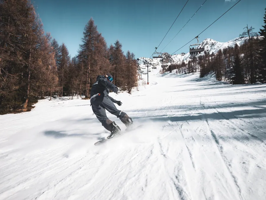 Une descente en snowboard au milieu de la station