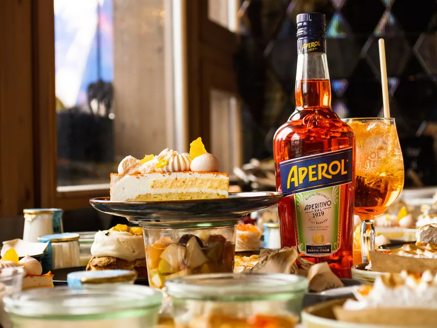 Une bouteille Aperol et les pâtisseries de La Fruitière