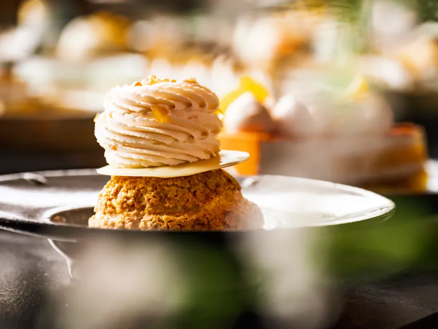 Une pâtisserie photographiée dans la lumière du restaurant