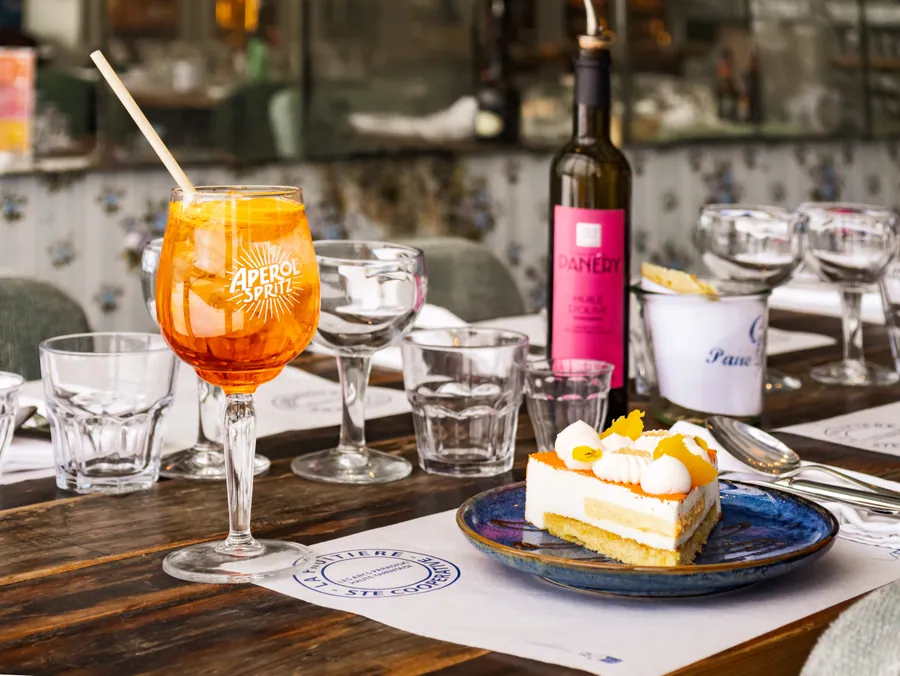Cocktail et dessert sur une table de La Fruitière