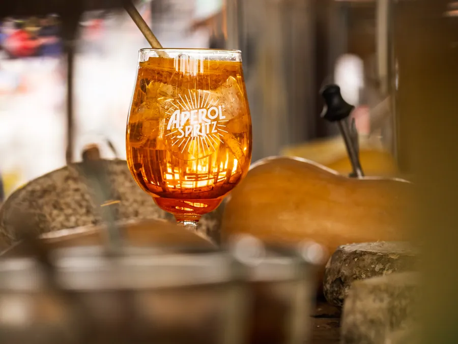 Un verre de spritz dans le décor du restaurant