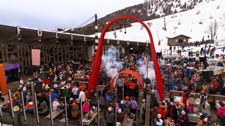 Vue aérienne de La Folie Douce pendant la journée Aperol
