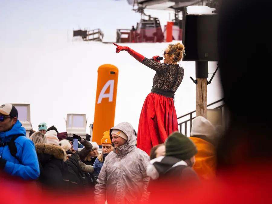 Une artiste en costume rouge face au public