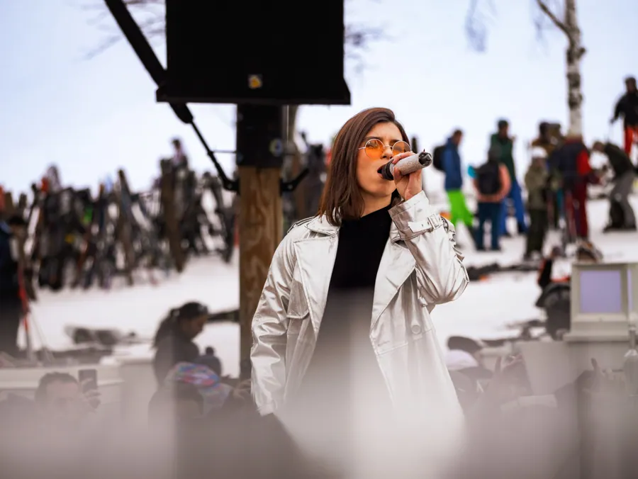 Portrait d’une chanteuse pendant le spectacle
