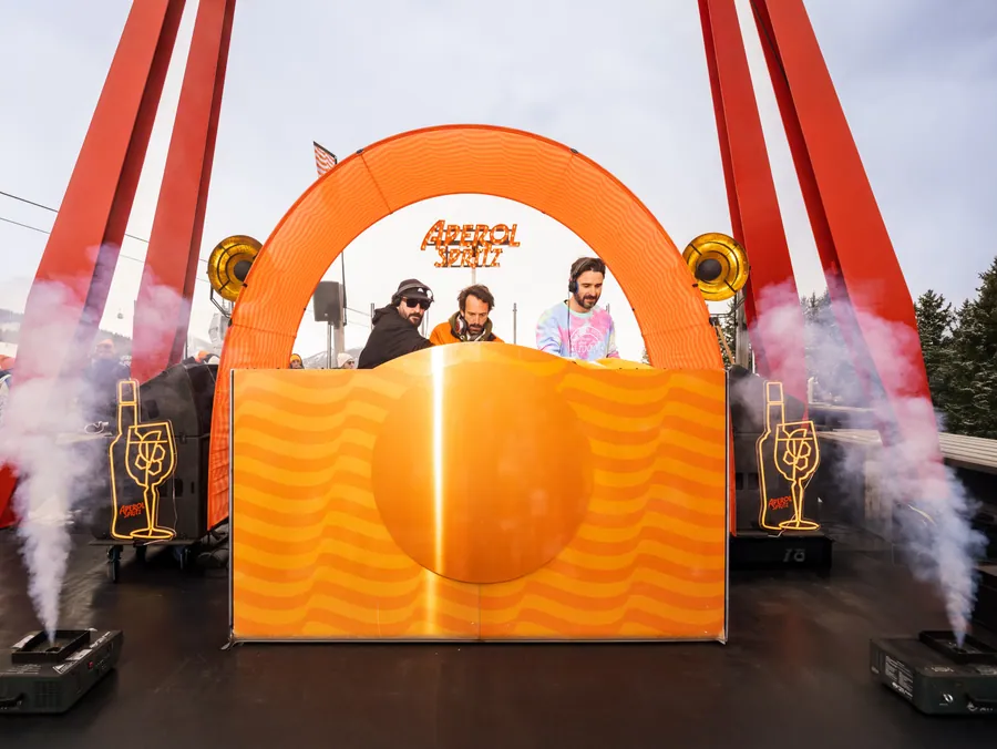 La scène et la cabine DJ sous l’arche orange