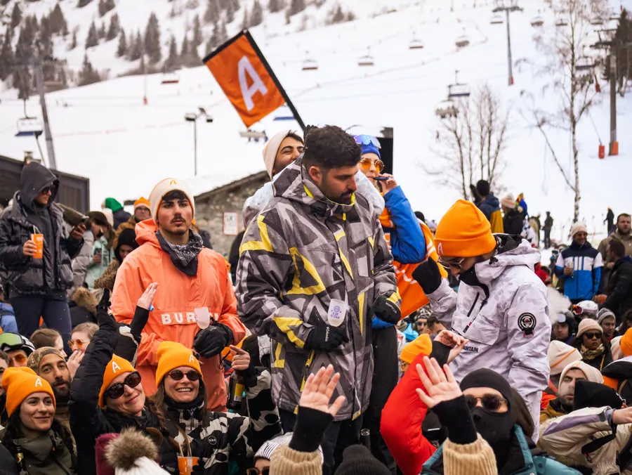 La foule rassemblée sur la terrasse