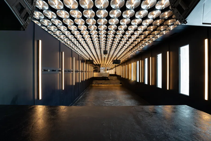 Le plafond de L’Atelier et ses reflets métalliques
