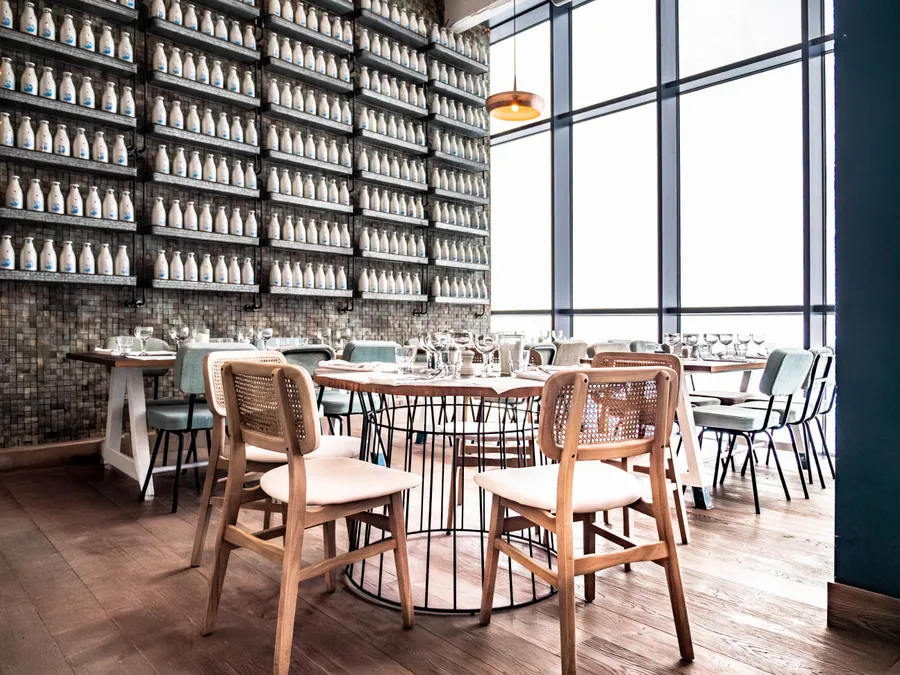 Une table et les grandes baies du restaurant