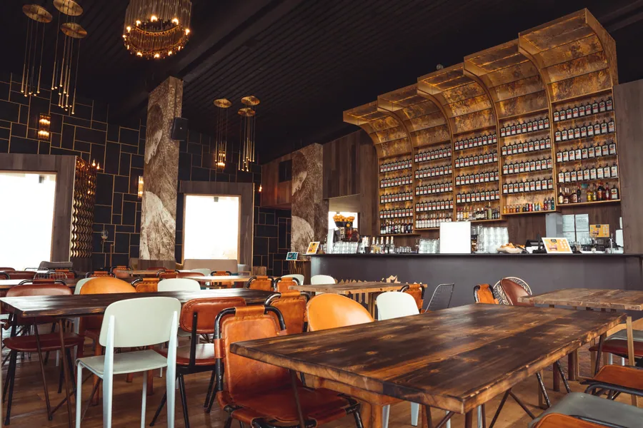 Les tables et les luminaires dans la salle