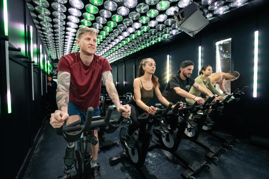 Une séance de vélo en intérieur à L’Atelier