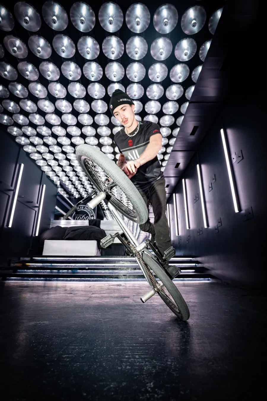 Une figure de BMX dans la perspective de L’Atelier