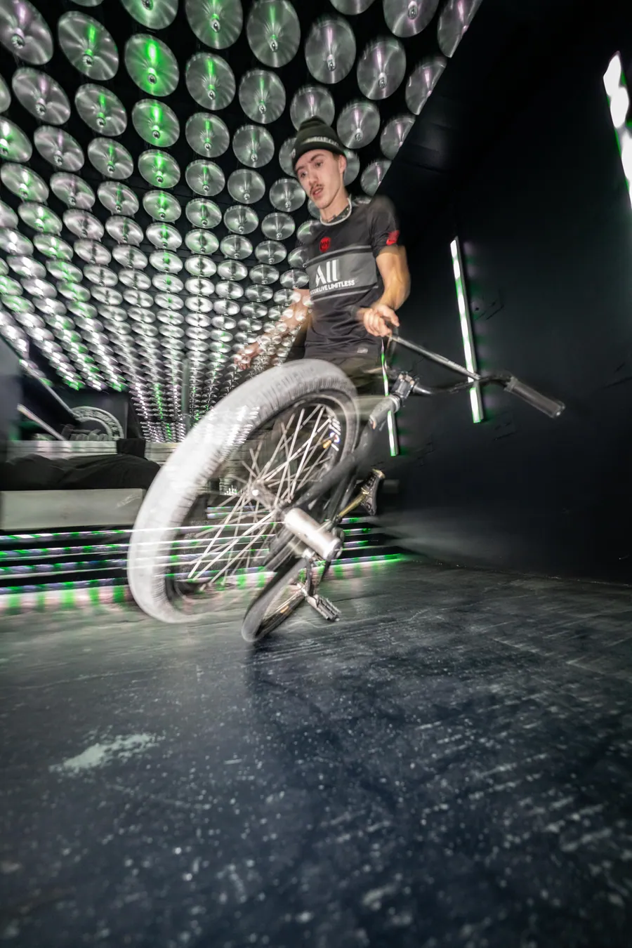 Le BMX et les reflets du plafond à L’Atelier