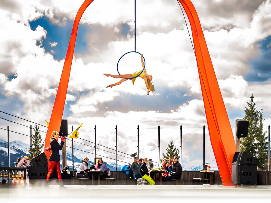 Acrobate au-dessus de la terrasse de La Folie Douce