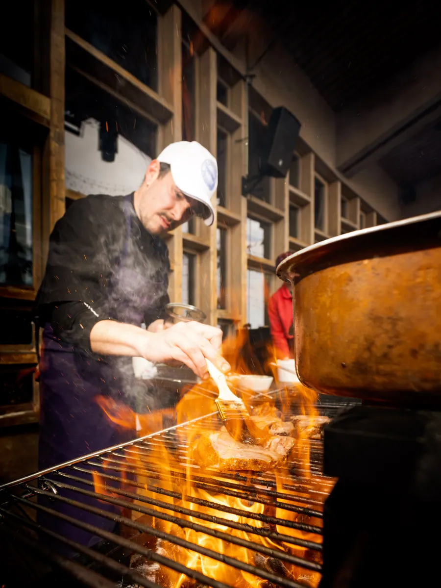 Flammes et cuisson sur le grill