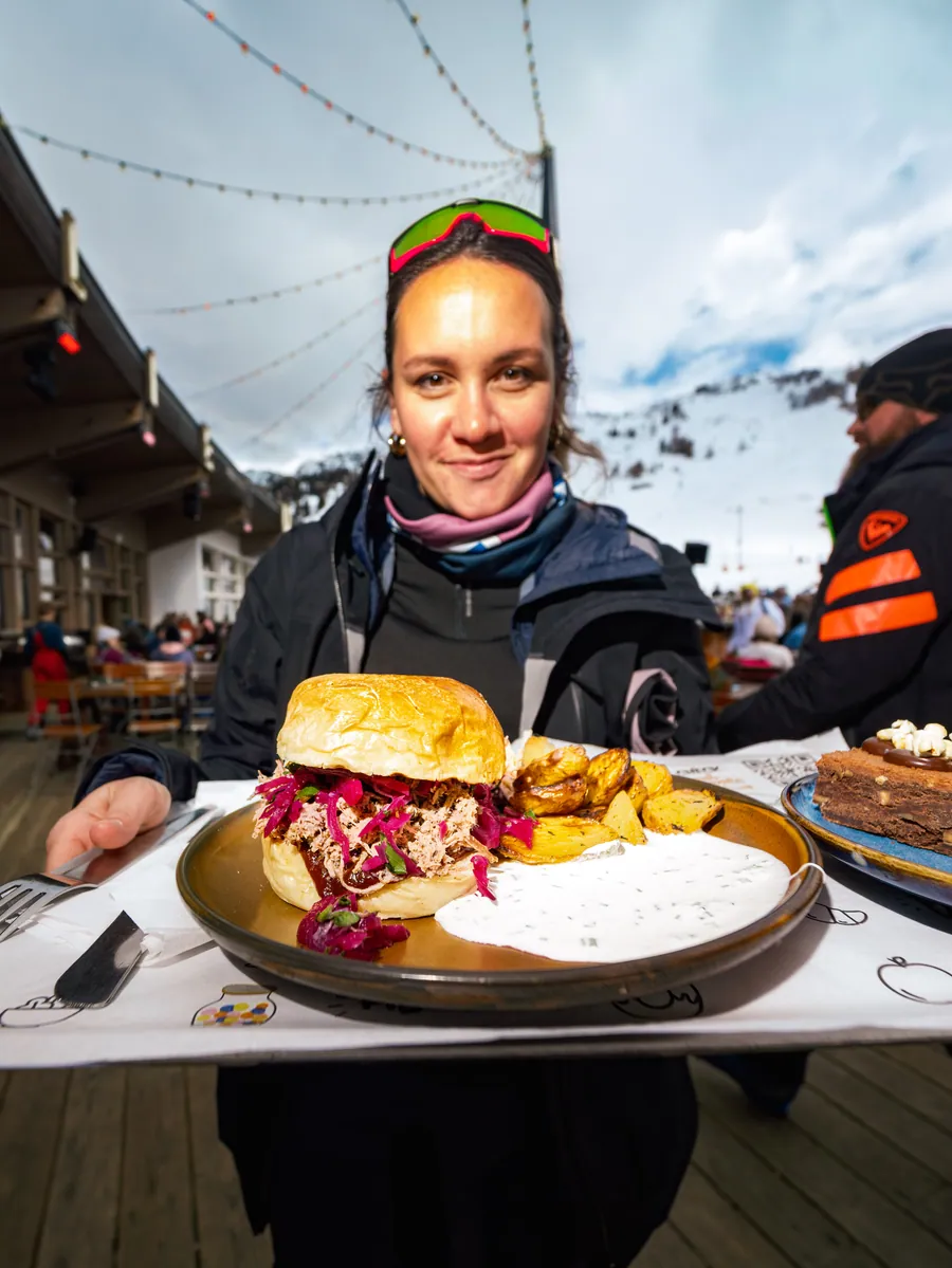 Un burger prêt à être servi
