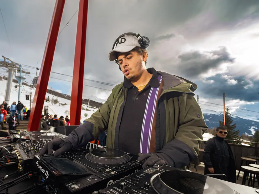Le DJ aux platines