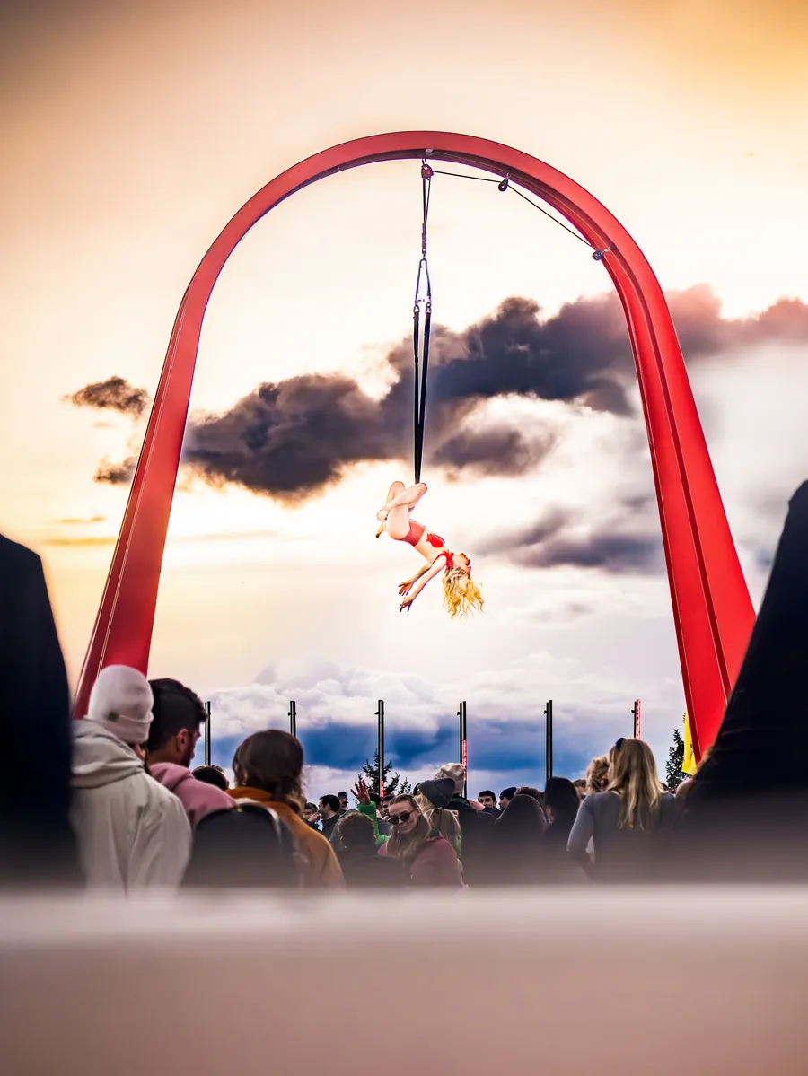 Acrobaties sous l’arche à la lumière du soir