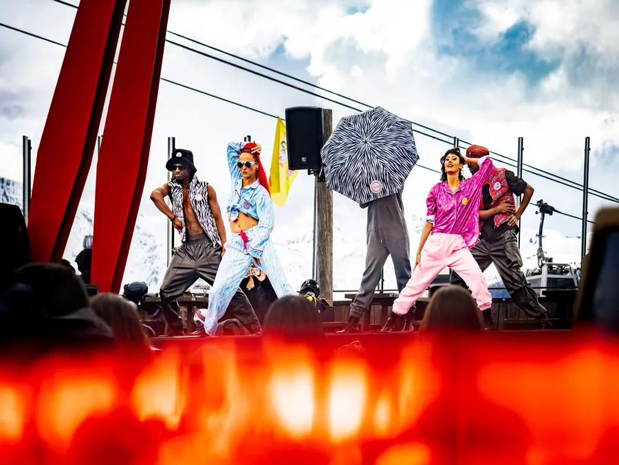 Costumes colorés et danseurs sur scène