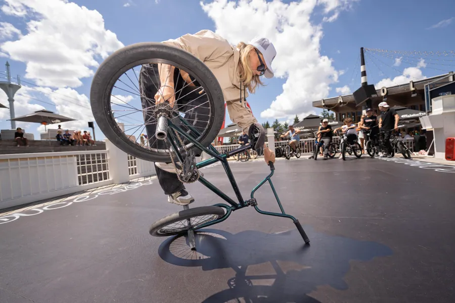 Un rider en équilibre sur son BMX au flatpark