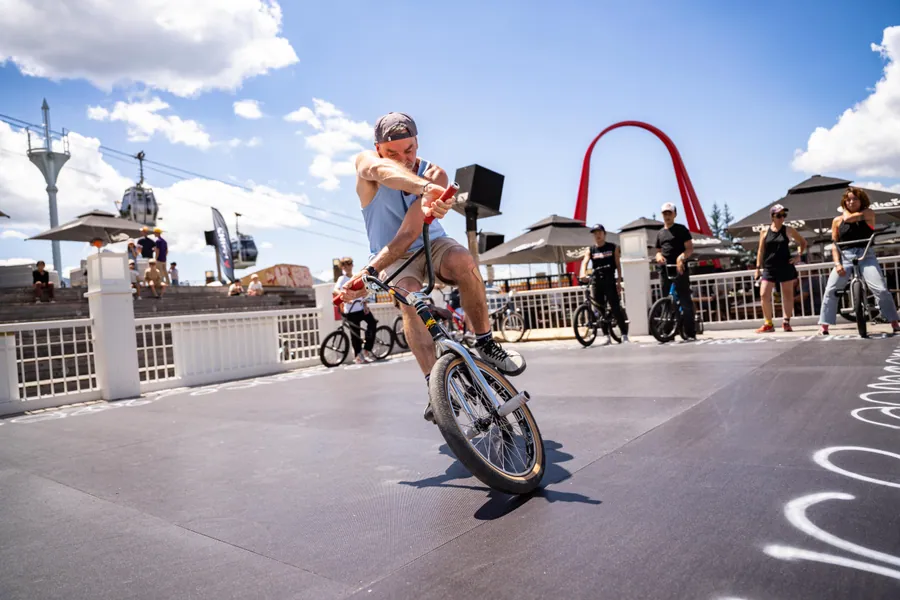 Figure de BMX devant le public