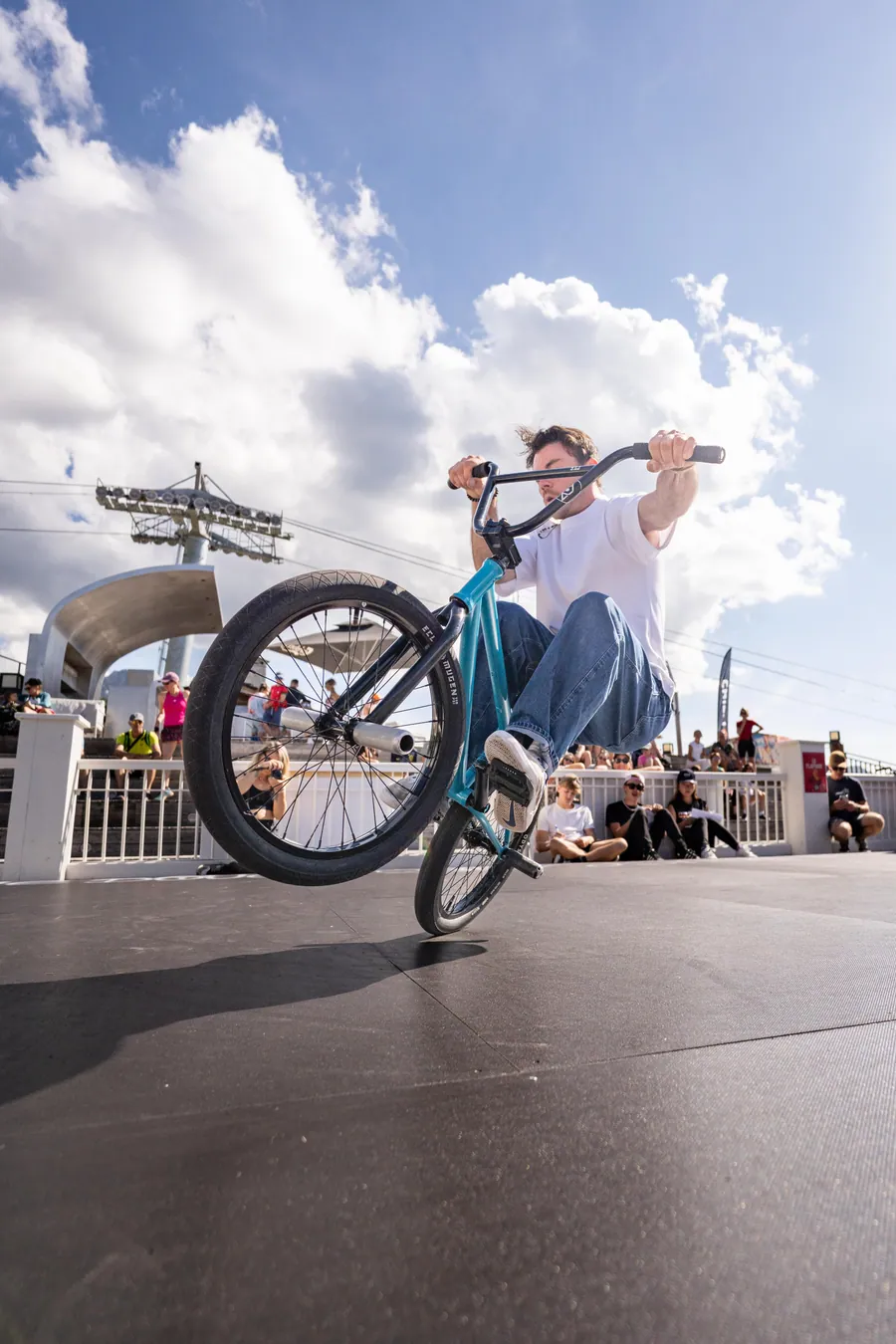 Un rider et son vélo photographiés en contre-plongée