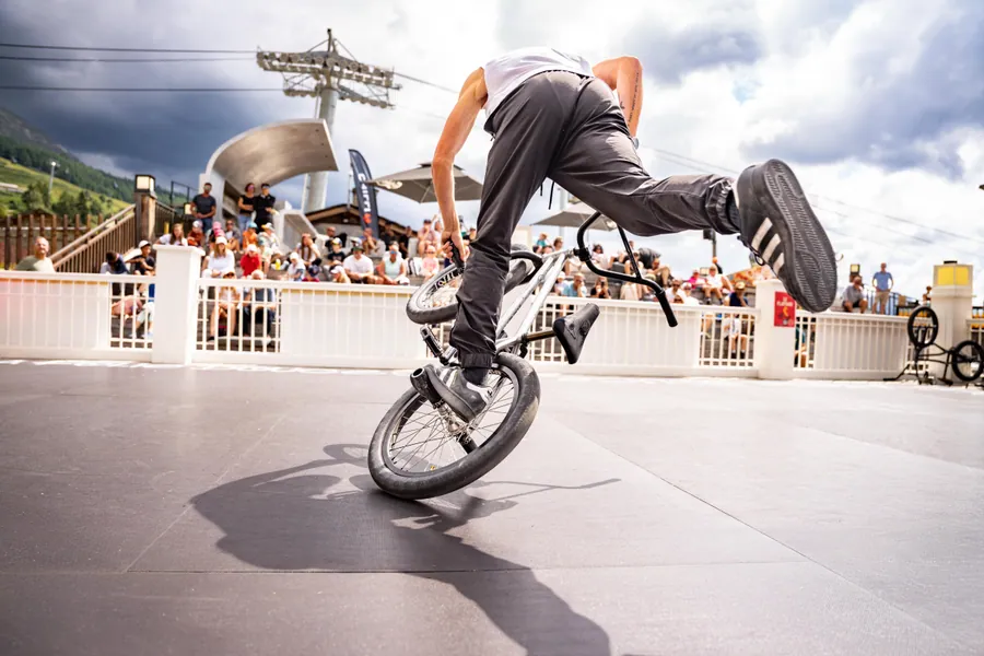 Un rider penché sur son BMX pendant une figure