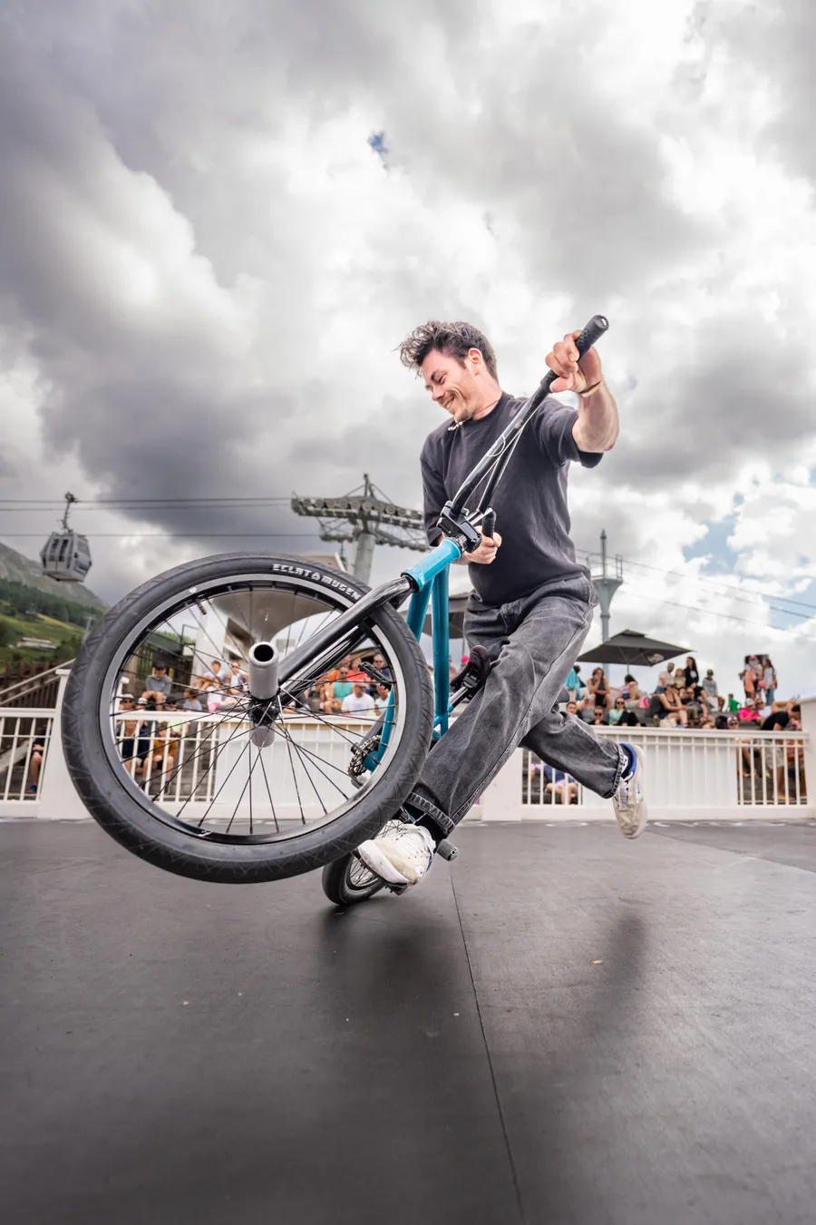 Une rotation sur la roue arrière