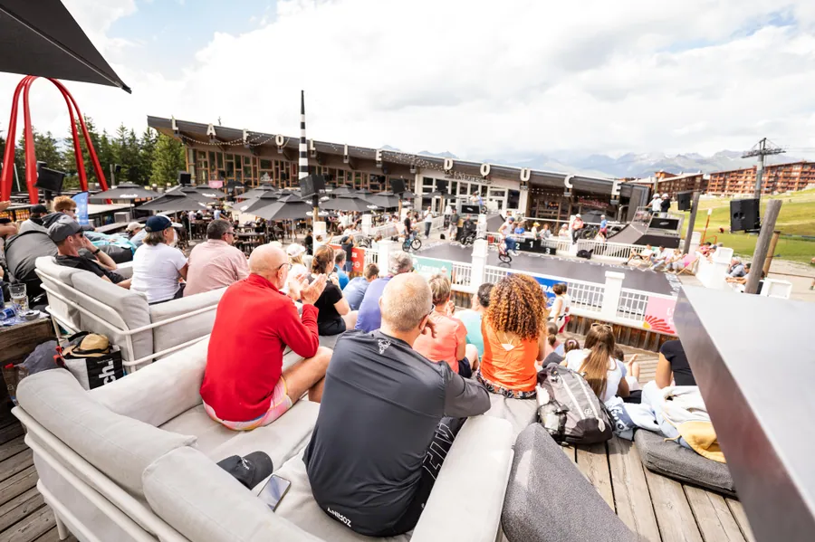 Le public regarde les démonstrations depuis la terrasse