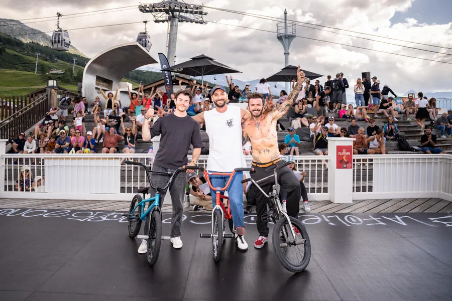 Les riders saluent le public en fin de démonstration
