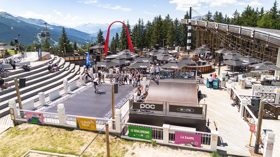Le flatpark et la terrasse dans leur environnement de montagne