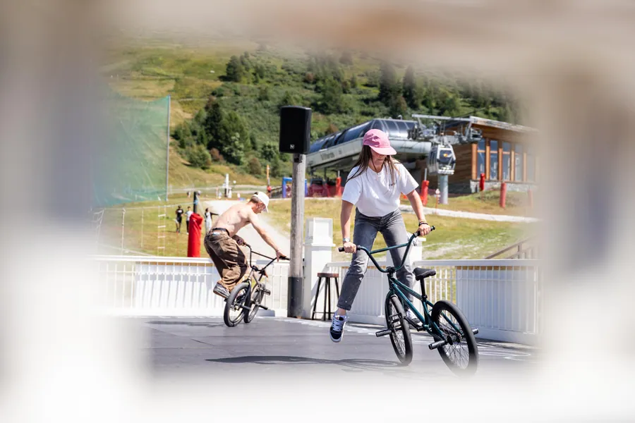 Un cours de BMX vu à travers la barrière