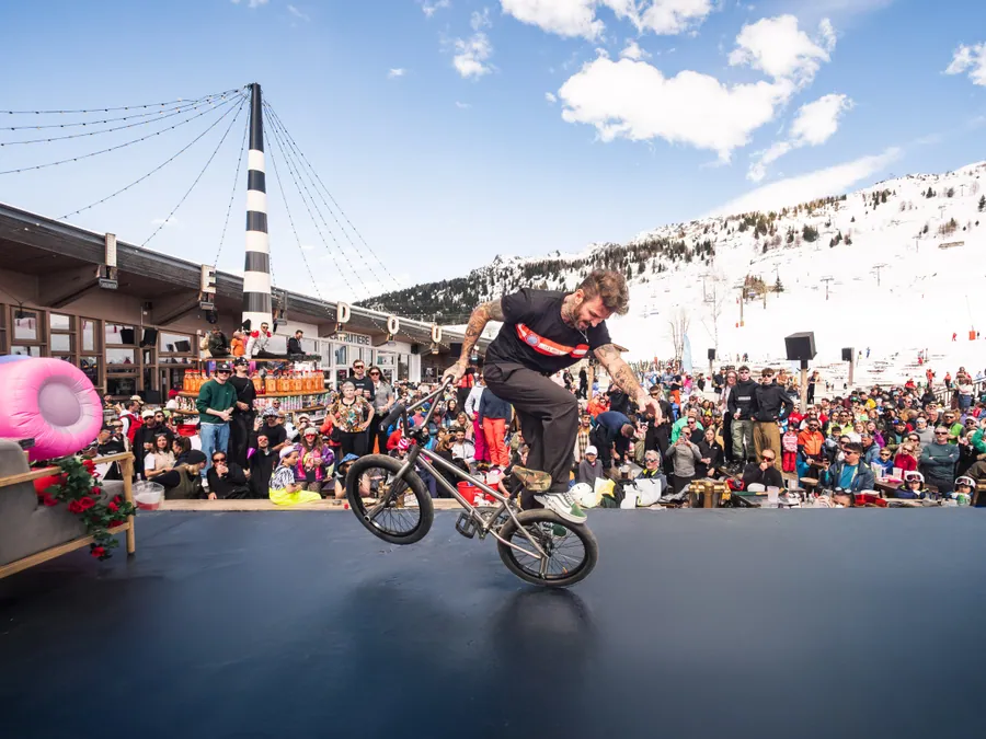 Démonstration de BMX devant le public du closing