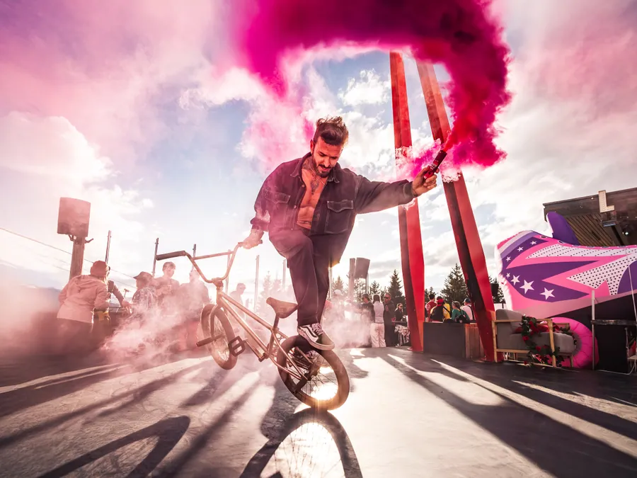 Un saut de BMX dans la fumée rose
