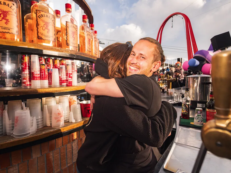 Une accolade au bord du bar