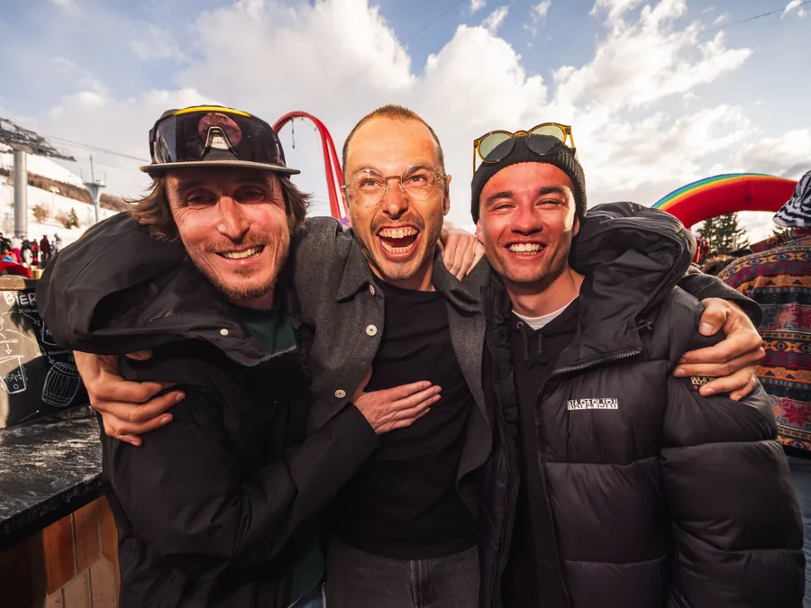 Des amis réunis pendant le closing