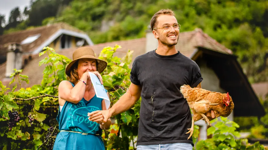 Deux participants au milieu du potager
