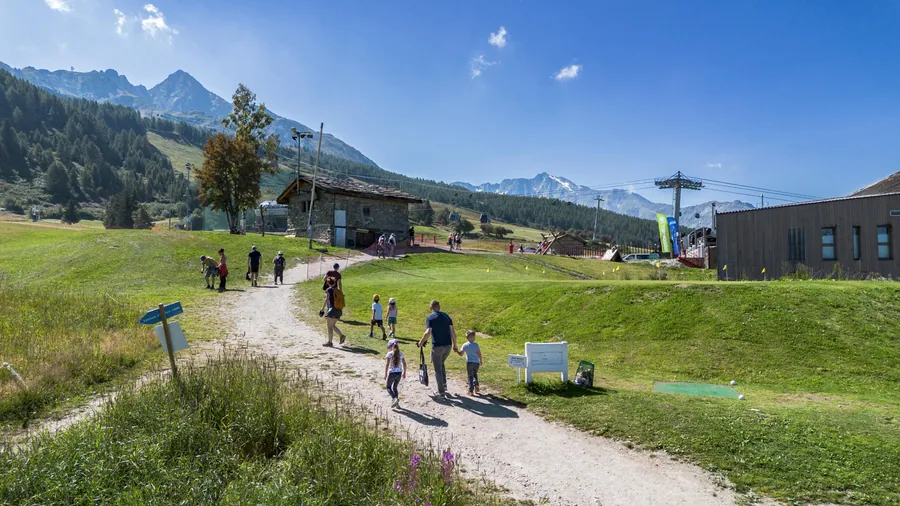 Le groupe du Waste Tour sur un sentier des Arcs