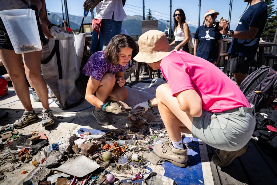 Les déchets collectés sont rassemblés sur la terrasse