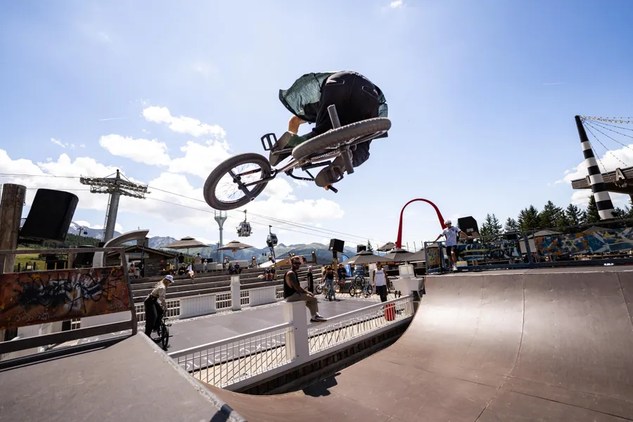 Un rider de BMX s’élance au-dessus de la rampe