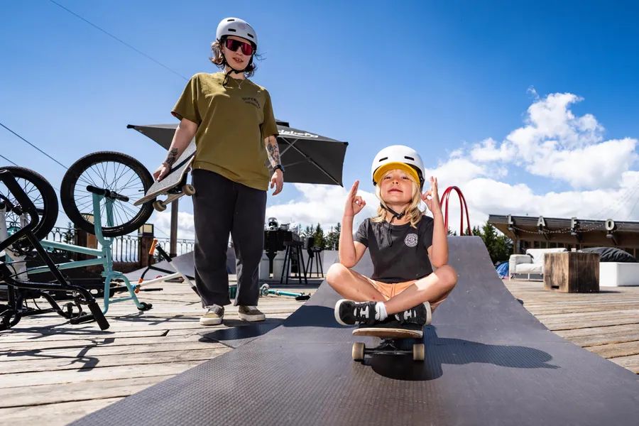 Les participants à une session de skate et de trottinette