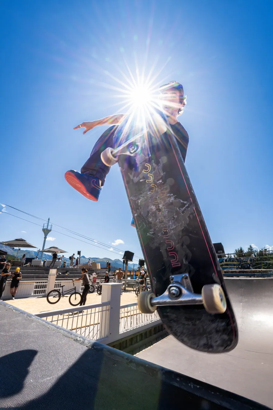 Une figure de skate en contre-jour