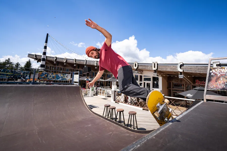 Un skateur au bord de la rampe