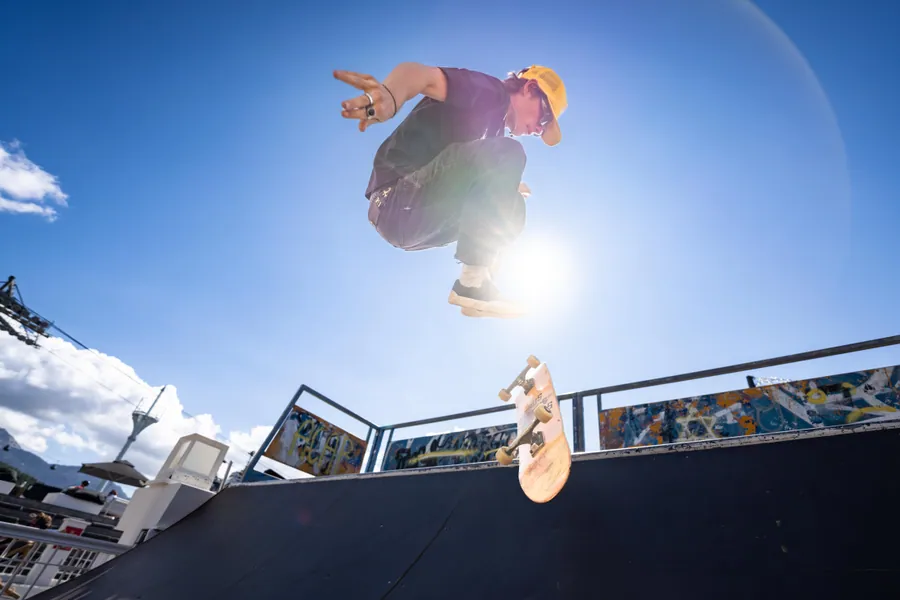 Une figure de skate dans la lumière du soleil